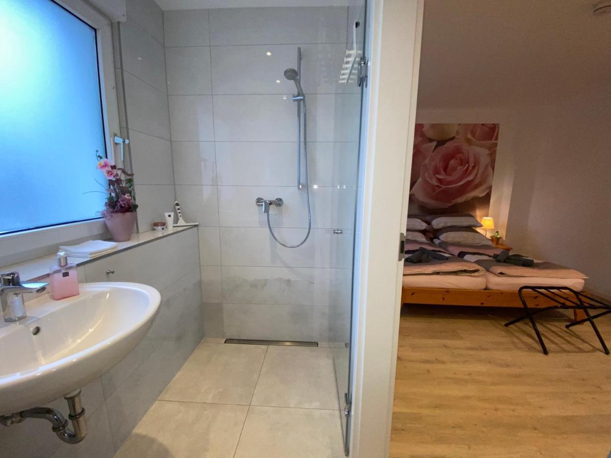 Home-Rose-Garden-Gaestehaus Kontaktloser Zugang Düsseldorf Eksteriør bilde